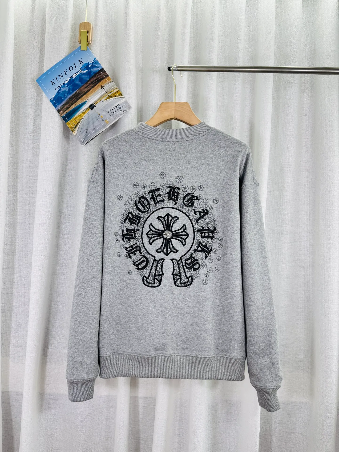 P260 top version, real shot without P, ​​different from market currency) 𝗖𝗵𝗿𝗼𝗺𝗲 𝗛𝗲𝗮𝗿𝘁𝘀/Cro Heart 2025 washed patch embroidery autumn and winter new original single counter American laser burnt 3D three-dimensional color embroidered couple casual sweatshirt 👑The highest version! Customized fabric 430g tripe terry fabric! American acid-washed and distressed original fabric laser burnt ✟appliqué embroidery and exquisite embroidery of letters! The best-selling model in the counter, very comfortable to wear. Accessories: original molded and authenticated collar label➕100% silk wash label. Genuine purchase-grade original hangtag➕matching hanging rope➕3D hanging beads➕original packaging bag. Craftsmanship: The original version has consistent wiring! The highest version of the armhole matching technique! Color: Gray Black Size: S M L XL Style Number: 25-332